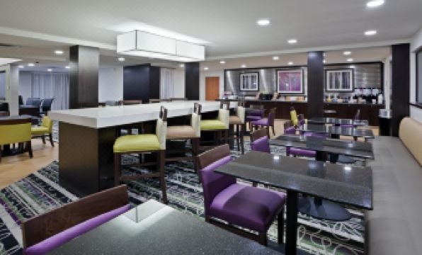La Quinta Inn & Suites by Wyndham Detroit Metro Airport