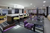 La Quinta Inn & Suites by Wyndham Detroit Metro Airport Hotels in Wayne County