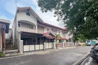 RedDoorz Syariah @ Jl. Candi Kalasan Hotels near Taman Rampal