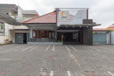 RedDoorz Plus @ Cipaganti Street 3 Hotels in Bandung Wetan