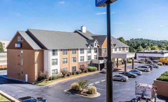 Comfort Inn & Suites Ballpark Area