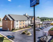 Comfort Inn & Suites Ballpark Area فنادق في سميرنا