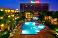 Mcm Eleganté Hotel & Conference Center - Pool