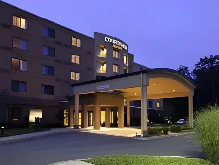 Courtyard Providence Lincoln Отели рядом с достопримечательностью «Университет Брайант»