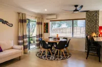 Spacious Eastern Beach Home - 1 Min from Beach! Các khách sạn gần Sacred Heart College Auckland