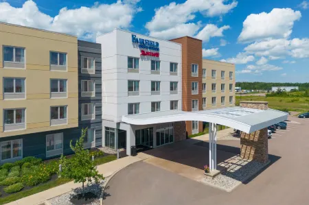 Fairfield Inn & Suites Moncton Отели рядом со станцией Залізнична станція Монктон