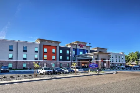 Hampton Inn Fresno Airport Отели рядом со станцией Fresno Station