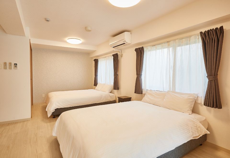 뉴노멀 호텔 인 나고의 세탁기와 건조기가 있는 공간