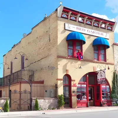 Red Garter Inn Hotels near Pete's Route 66 Gas Station Museum