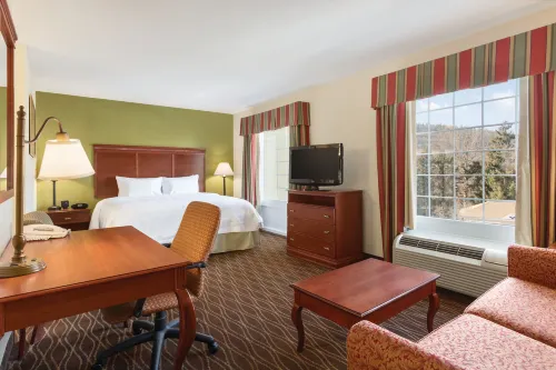 Hampton Inn & Suites Greenfield Hotels in Shelburne