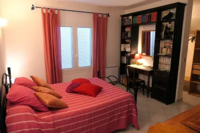 Rental in house 2 to 8 pers. 130m2, terrace 70m2 on gulf, beach 300m.  호텔