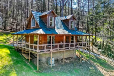 Peaceful Home in the Mountains! - Dog Friendly - Packed Asphalt Driveway