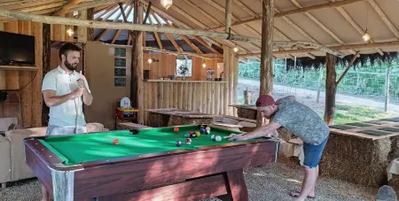 Cabane sur Pilotis au Bord de L'eau Отели в г. Сент-Элуа-Ле-Тюильри