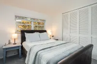 Lovely home! HEATED pool, firepit, 2 King beds ~ 15 mins to Clearwater Beach! Hotels near Publix Super Market at Northwood Plaza