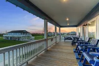 Steps from Beach, Private Pool, Tiki Bar, Pet-Friendly!