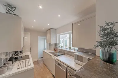 Lovely 2 Bed 2 Bath House in the heart of Sittingbourne. Hotel in zona Sittingbourne