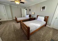 Cozy Updated Cottage Style Home near Historic distric in Middletown Hotels in Middletown