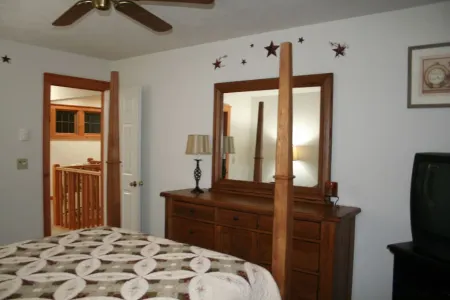 Beautiful home, 4 bedrooms, across from Camelback Resort