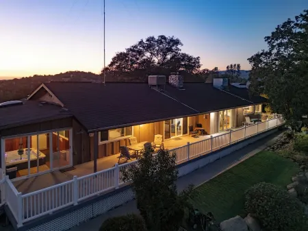 Hilltop Manor- Views - Family Home/Private - Pool and Spa