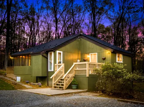 Cedar Loft at The Woods-Vintage Chic Cabin Retreat with Amenities Access