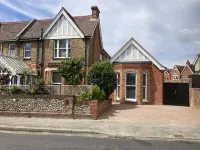 Self-contained annex close to town centre