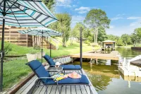 Lakefront Getaway w/Kayaks, Movies from Hot Tub