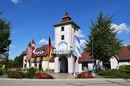 1950's Themed Historic Home in Downtown Frankenmuth Heart. Perfect Location. Отели в г. Франкенмут