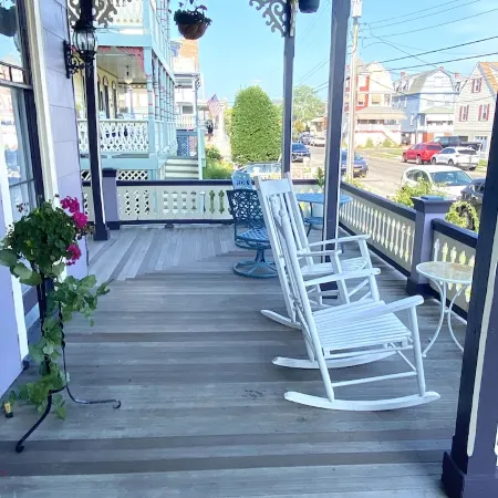 One Bedroom flat 1 block from Beach & 3 blocks from Washington Square