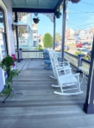 Victorian 2 bedroom flat 1 block from Beach!
