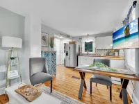 Adorable Cottage, 5 min walk to water & town Hotels in Westbrook