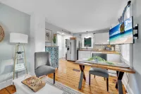 Adorable Cottage, 5 min walk to water & town Hotels in Westbrook