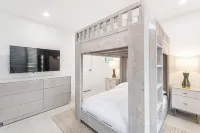 New PGA Home on Squire Golf Course Incredible 180º Views by Guaranteed Rental® 캐런 T. 마르쿠스 샌딜 크레인 액세스 공원 주변 호텔