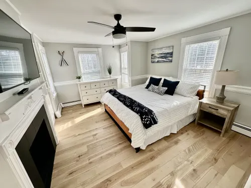 Walk to town/beach/pickleball courts; cozy & clean