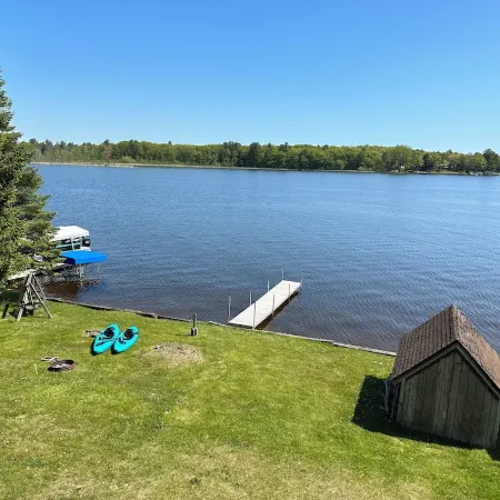 Oscoda Lake House : waterfront, 4 beds