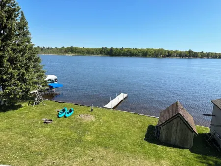 Oscoda Lake House : waterfront, 4 beds