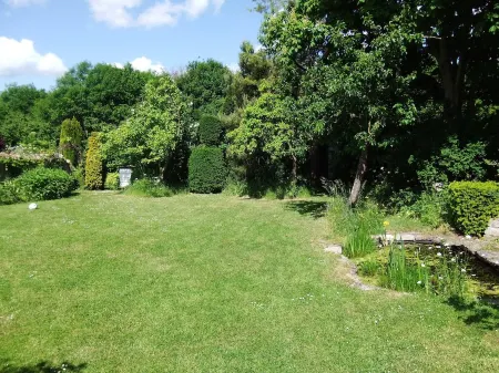 Old detached stone cottage in Shakespeare country