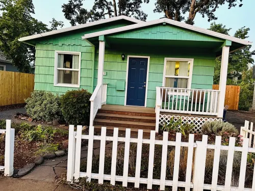 The Shamrock Creekside Cottage- ONE BLOCK FROM DOWNTOWN & on the CREEK! Hotels in Silverton