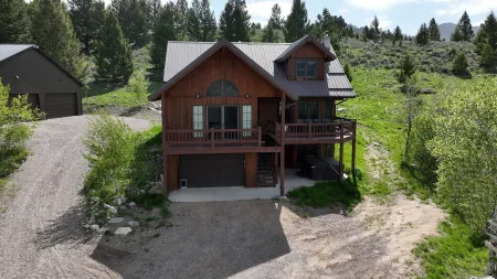 Cozy Large Cabin with hot tub and skiing and hot springs near by! Trails galore!
