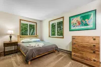 4BR/3BA ★ hot tub, sauna, billiards, A/C, & grill! Hotels near Pico Mountain Ski Resort