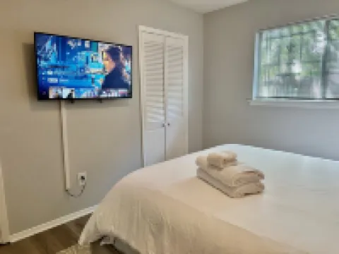 Modern Comfort 2 BR Midtown 2mins to Overton Park