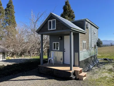 Cozy Tiny House! Small But Mighty ~ Comfy & Gorgeous Location 티로미크 팔스 주변 호텔