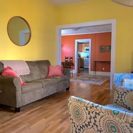 Beautiful bungalow three blocks from Lake Michigan Отели в г. Франкфорт