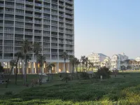1-br 2balcony Galvestonian condo directly on beach! No highway! Close to Strand