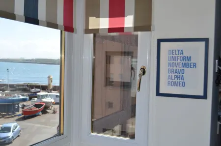 The old harbor master's apartment Отели в г. Данбар