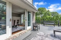 Walk to shopping, Charming Modern European cottage with huge deck