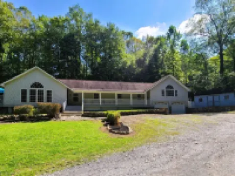 Mountain Ridge Retreat - Private & Peaceful Getaway. Family & Pet Friendly Hotels in Esopus