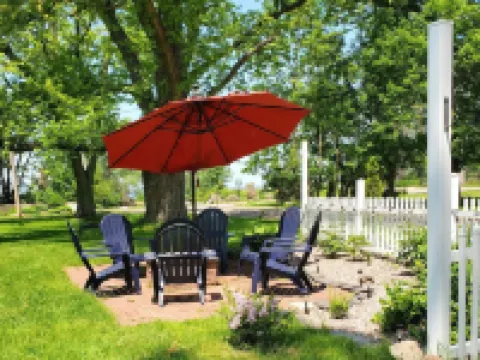 Steps from the beach,  Lakeview with Hot Tub Dunkirk otelleri