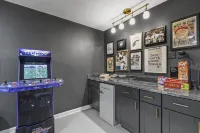Stylish Home Hot Tub & Game Room near AT&T, Globe Life, UTA - Bungalows