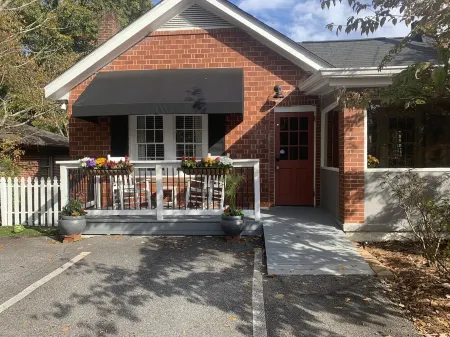 Cozy Cottage on Canton Street just steps away from nightlife, shopping and parks
