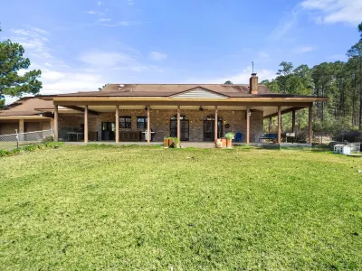 Belle La Vie! Spacious Lake house with gorgeous views! South Toledo Bend State Park附近的飯店